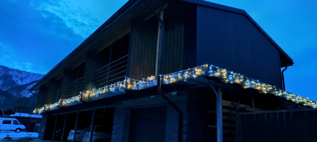 Современные студии на берегу реки