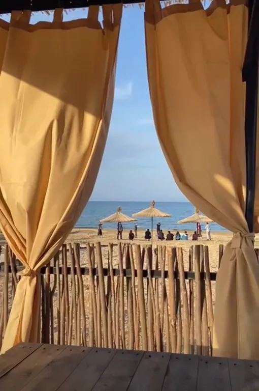 Домик на берегу моря