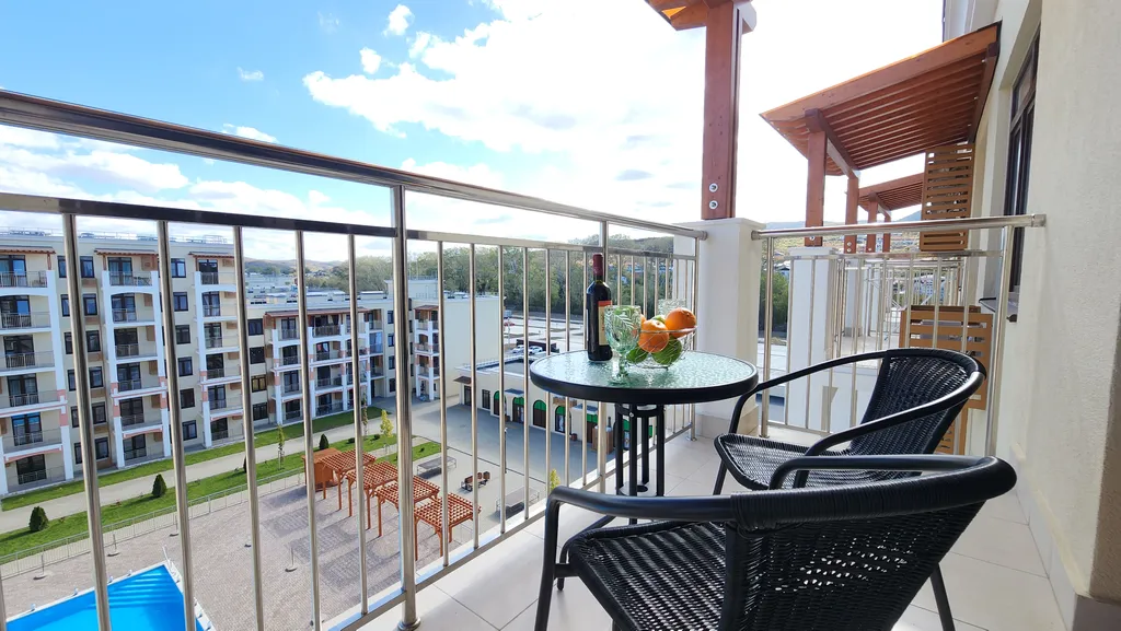 Шикарная студия с видом на бассеин