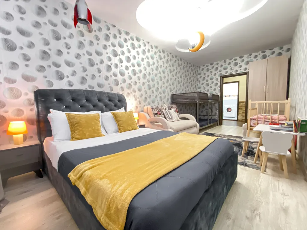 Двухуровневая квартира для большой компании