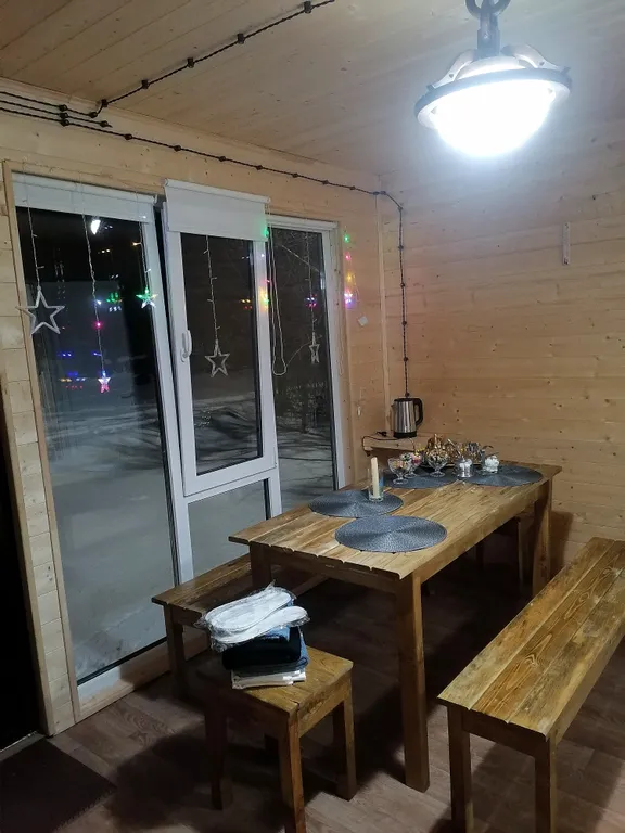 Барнхаус с видом из панорамных окон на красивый пейзаж Домбайских гор