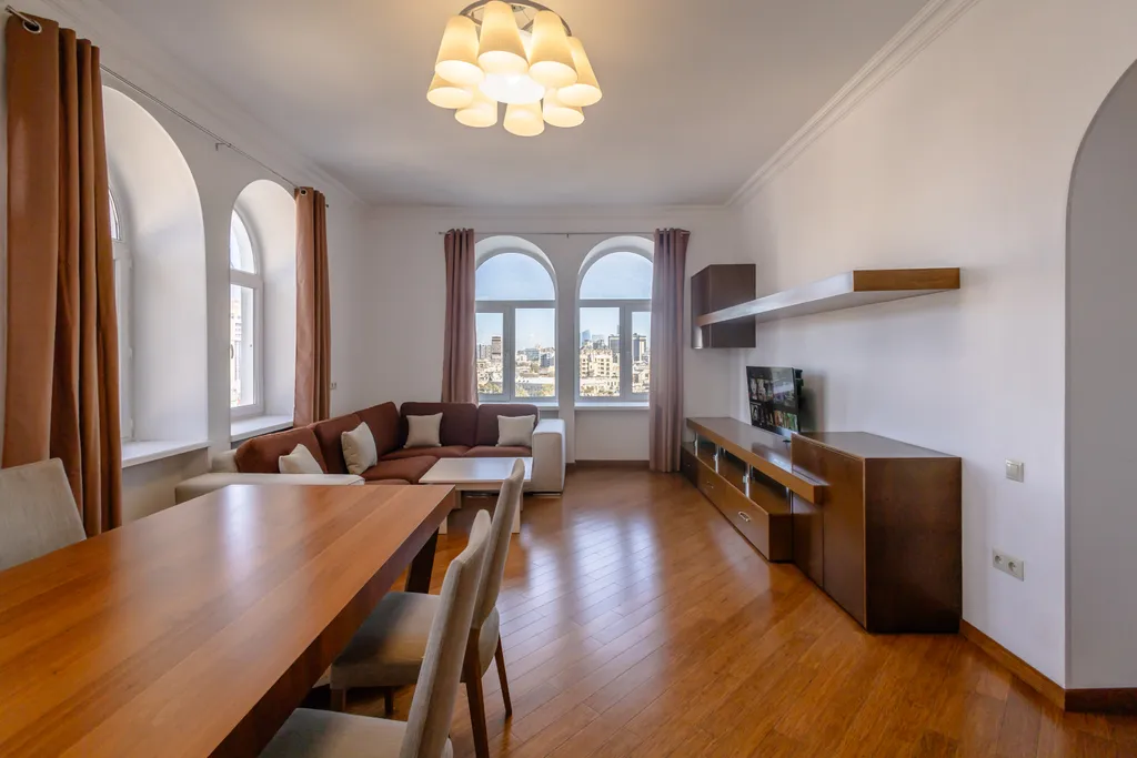 Апартаменты с видом на торговую улицу