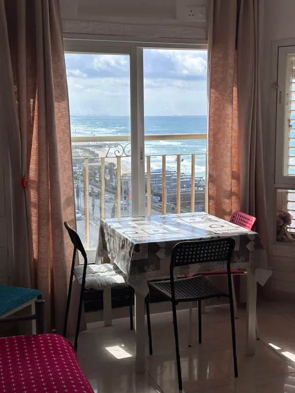 Красивая 2 комнатная квартира на первой линии моря с панорамным видом