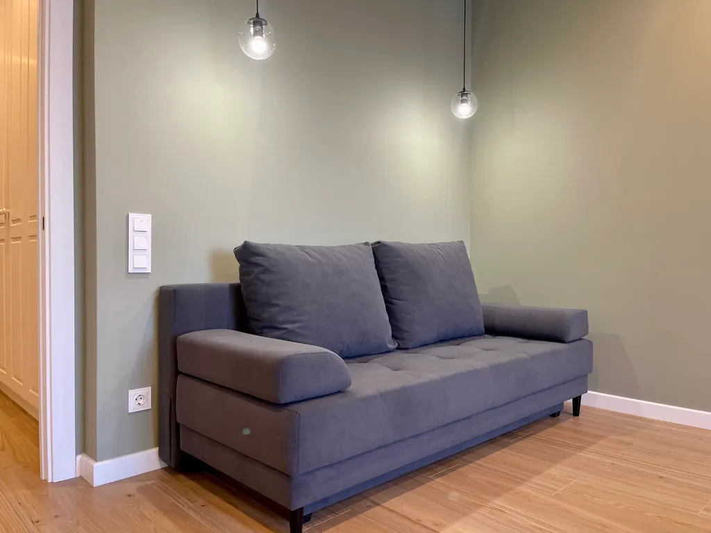 Новая квартира с кроватью возле панорамного окна, высокий этаж