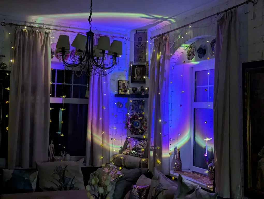 Большой красивый дом с камином в лесу