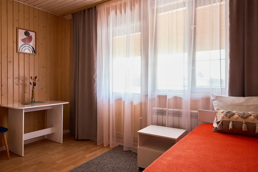 Дом с видом на монастырь