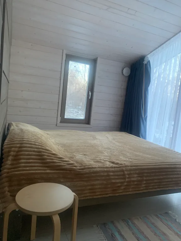 Дом с панорамными окнами в окружении леса