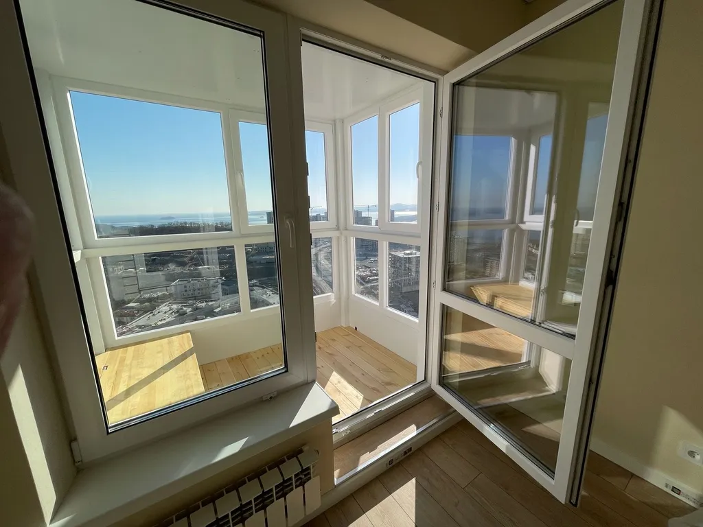 Новая стильная квартира с панорамным видом на море и рядом с пляжем