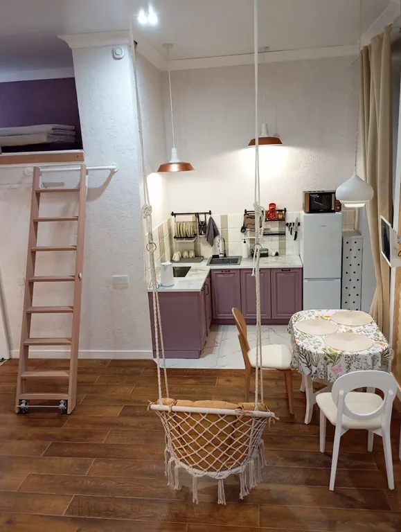 Уютная студия с высокими потолками