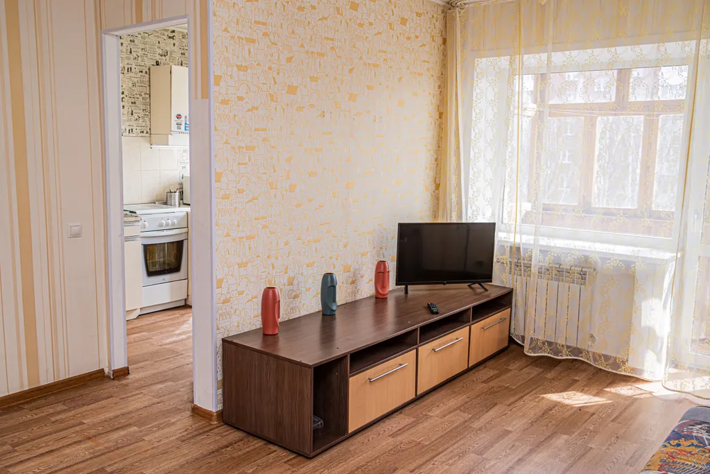 Калина Юрга у кинотеатра Эра