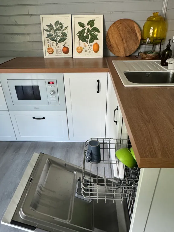 Большой дом среди сосен