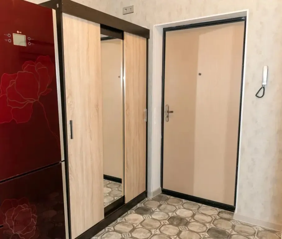 Уютная студия в скандинавском стиле с видом на лес