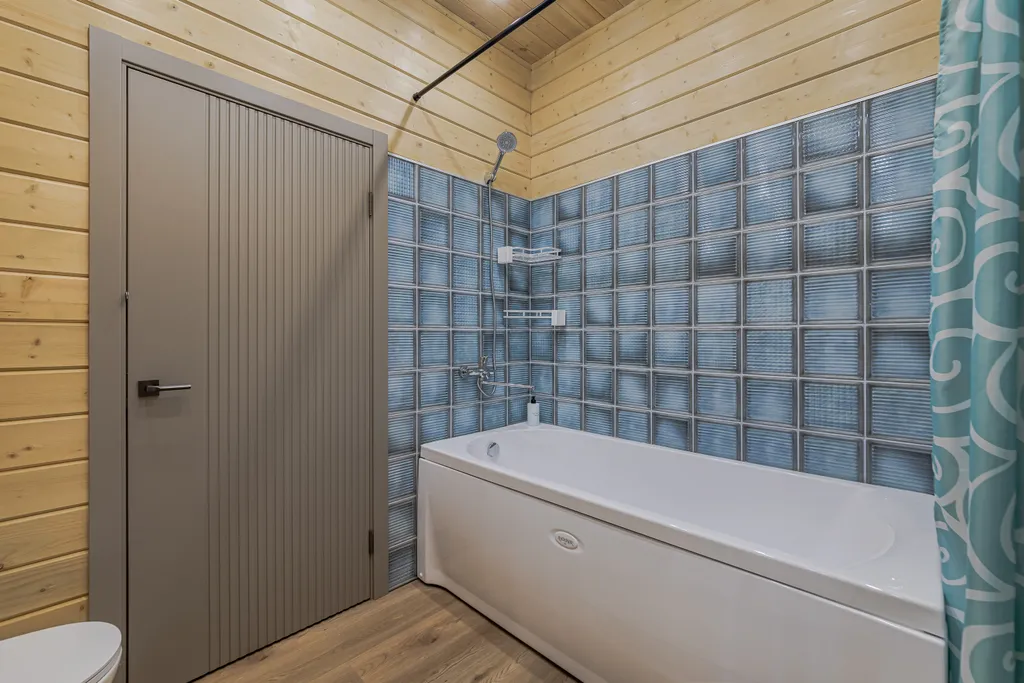 Дом у озера с чаном