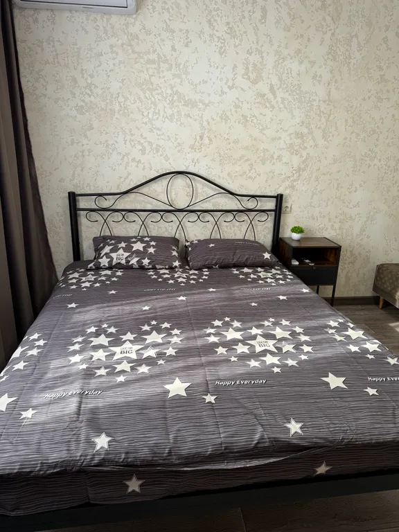 Просторная двух комнатная квартира с новым ремонтом, мебелью и технико