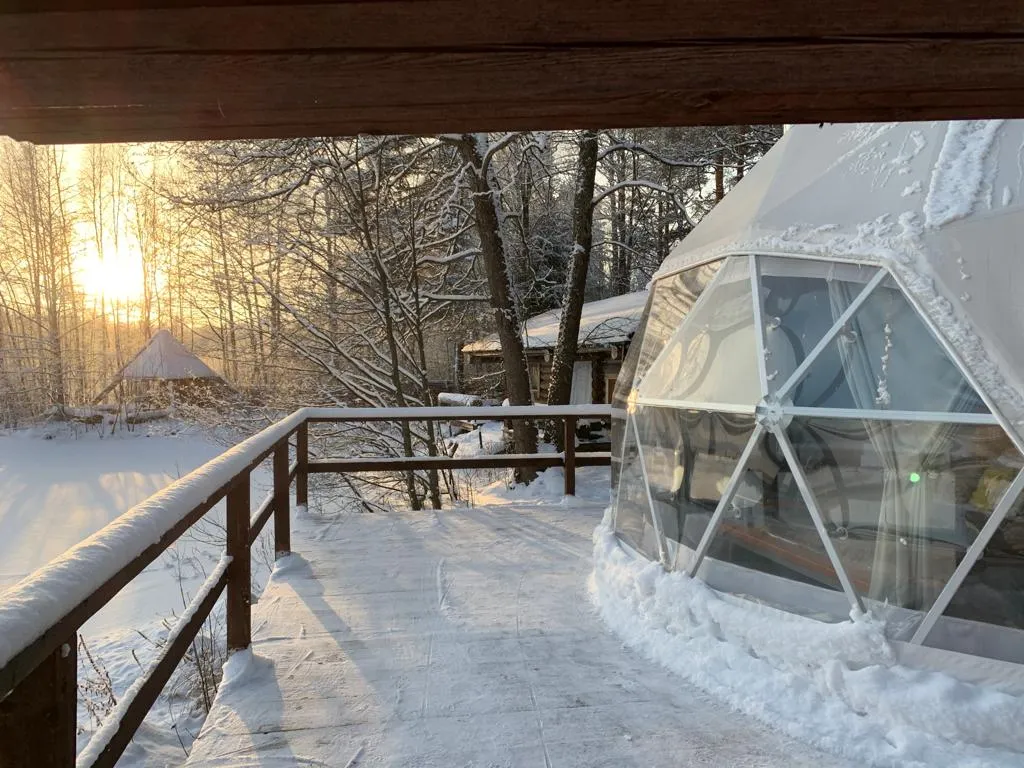 Чудесное место у озера с камином и русской баней