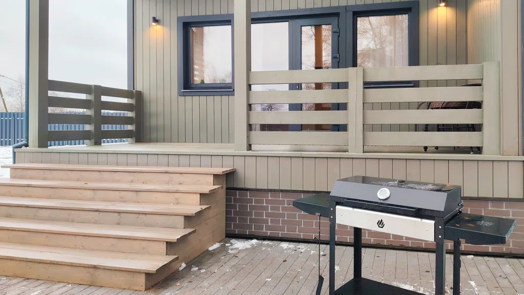 Дом с террасой на берегу Отрадного озера