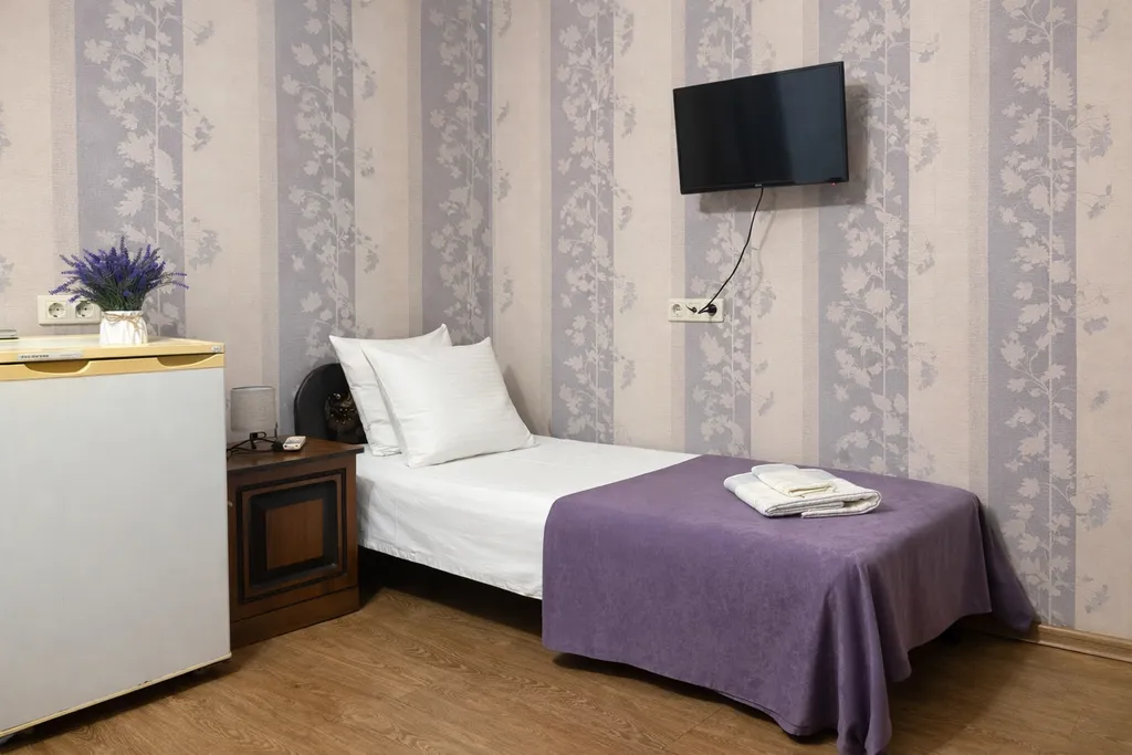 Трёхместный номер с собственной ванной комнатой