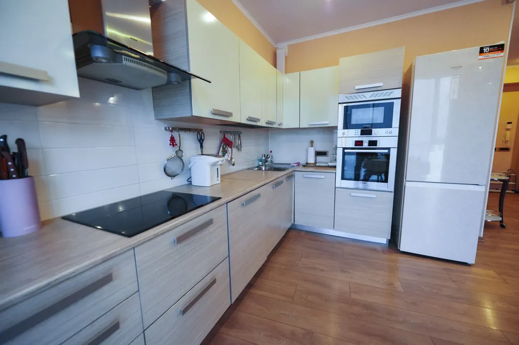 Уютная современная студия с удобным рабочим местом