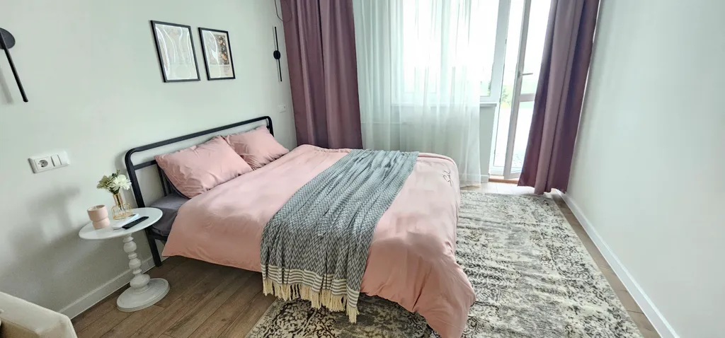 Современная студия с видом на лес