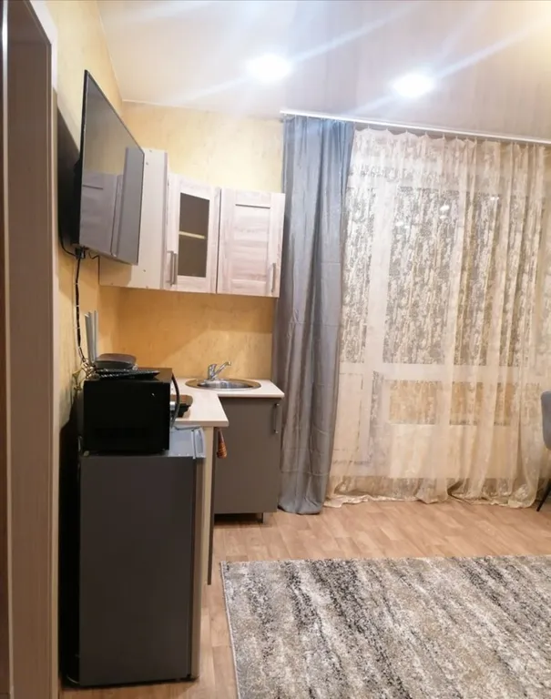 Современная квартира с панорамным балконом у стадиона