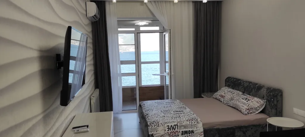 Новая евро-двушка с панорамным видом на море и пляж перед домом