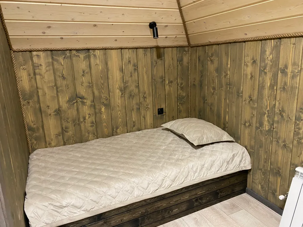 Современный новый дом с баней и банным чаном и бассейном