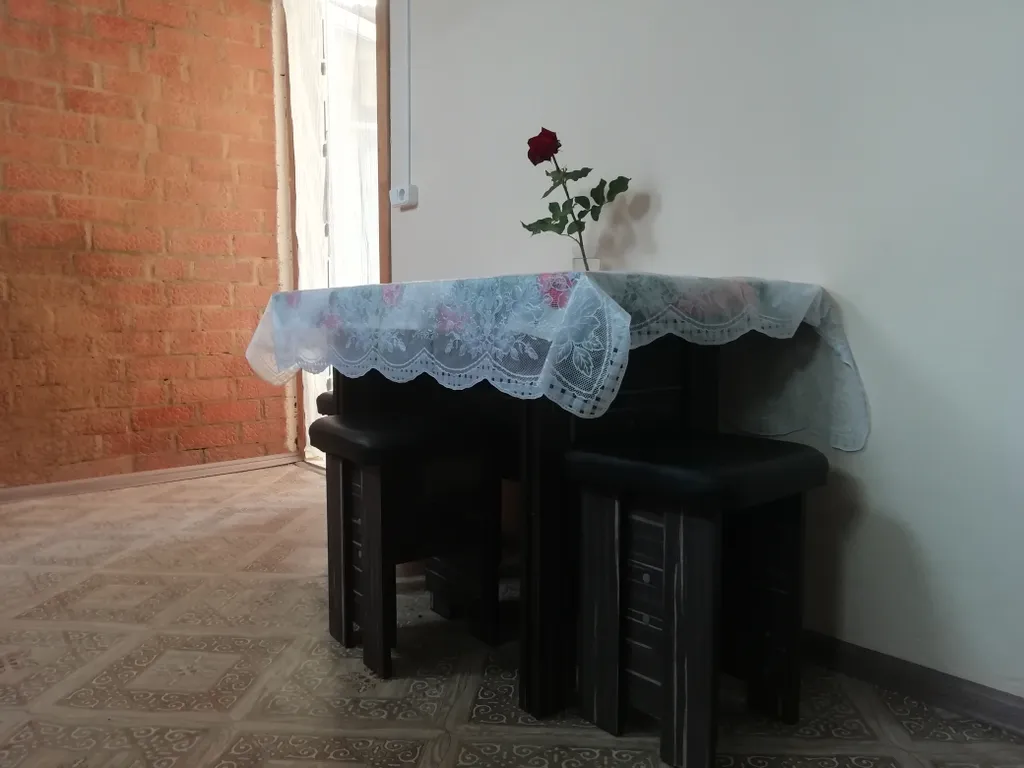 Домик с двумя спальнями и террасой с садовой мебелью