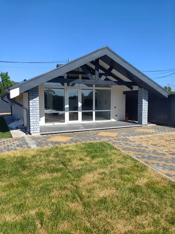 Уютный дом на берегу реки