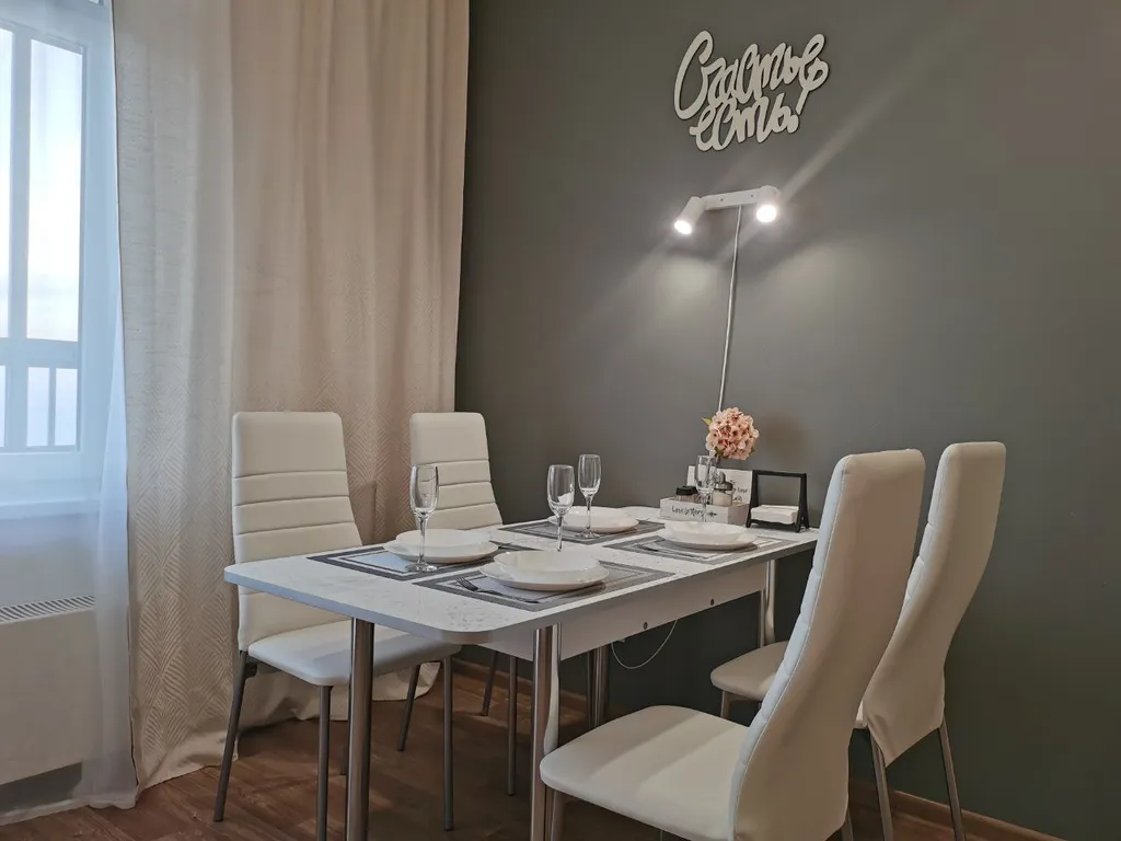 Большая двухкомнатная квартира с панорамным балконом