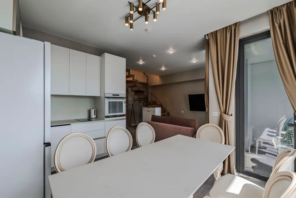 Двухэтажный апартамент с круглогодичным бассейном и залом