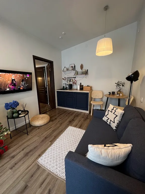 Уютный сканди-домик с видом на лес