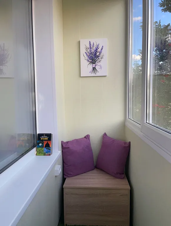 Современная квартира с камином в центре