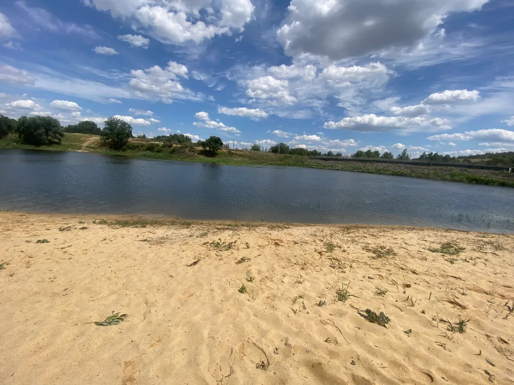 Загородный дом в черте города с озером