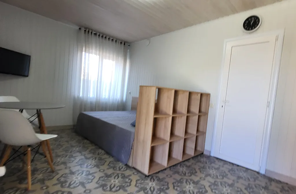 Уютный домик для двоих у озера