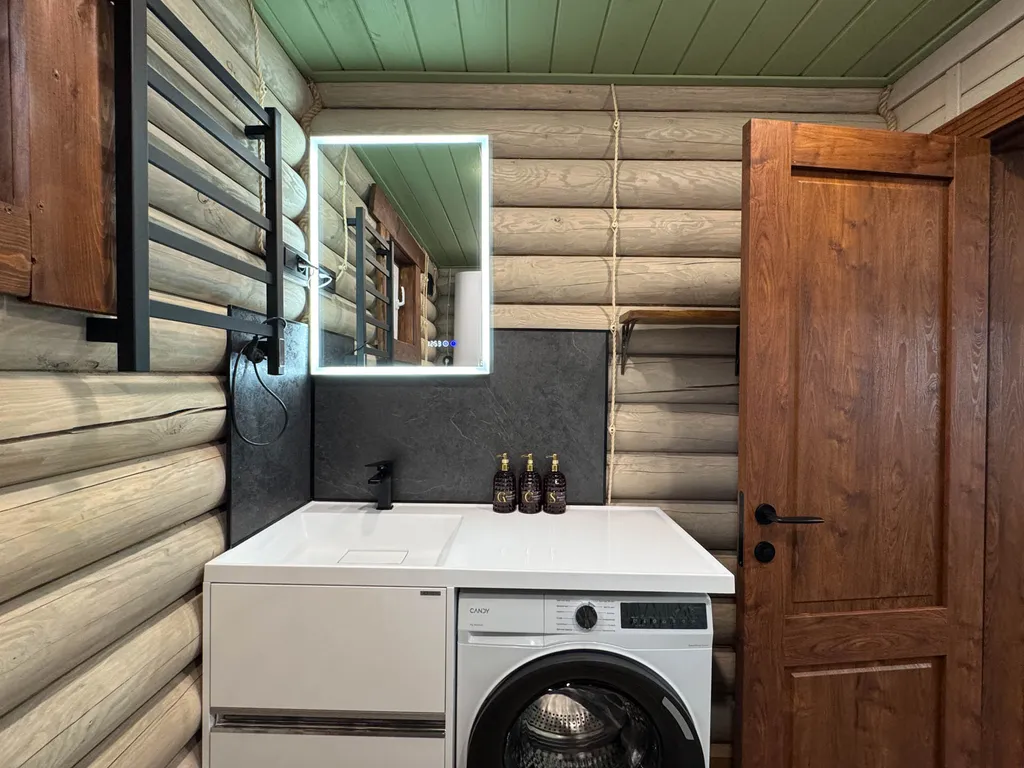 Дом сруб с чаном в лесу