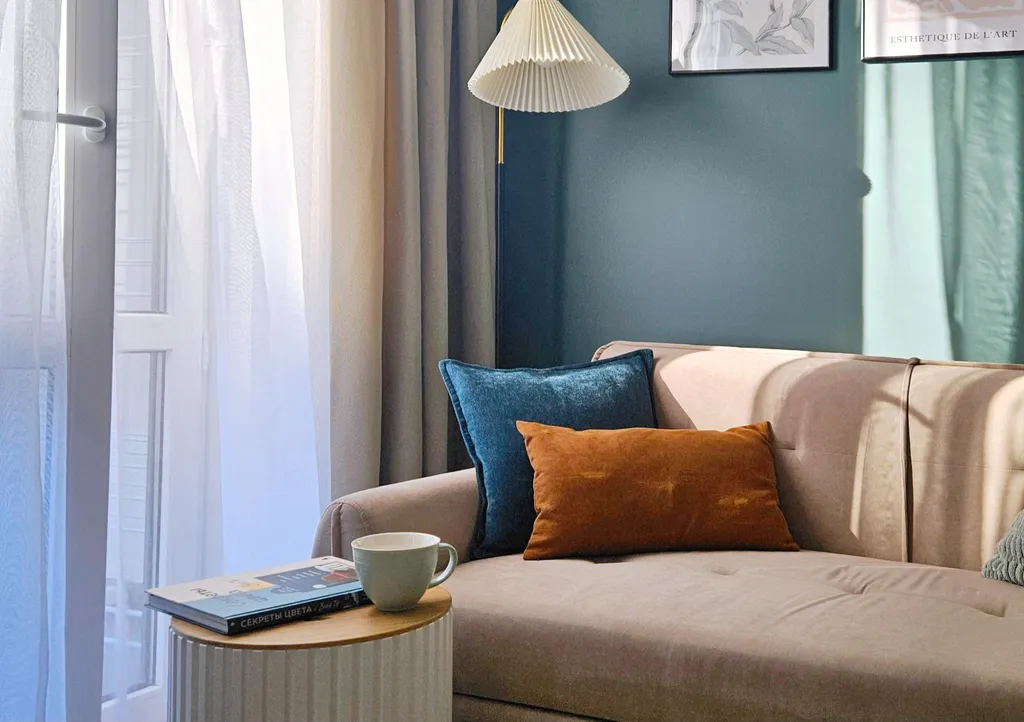 Уютная студия с проектором между морем и горами