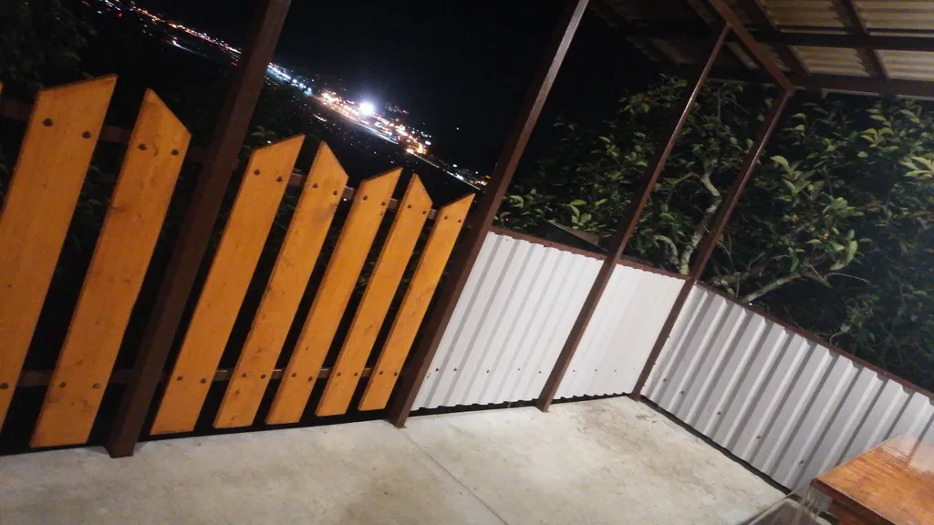 Домик в черешне с видом на город и море