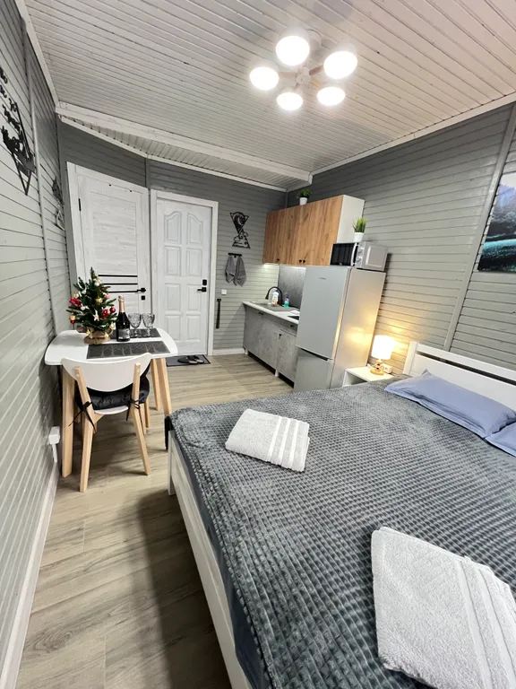 Уютная жилая комната на двоих в деревянном таунхаусе