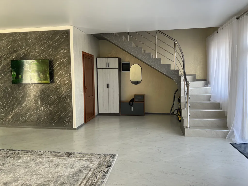 Новый двухэтажный дом на берегу моря, есть все необходимое