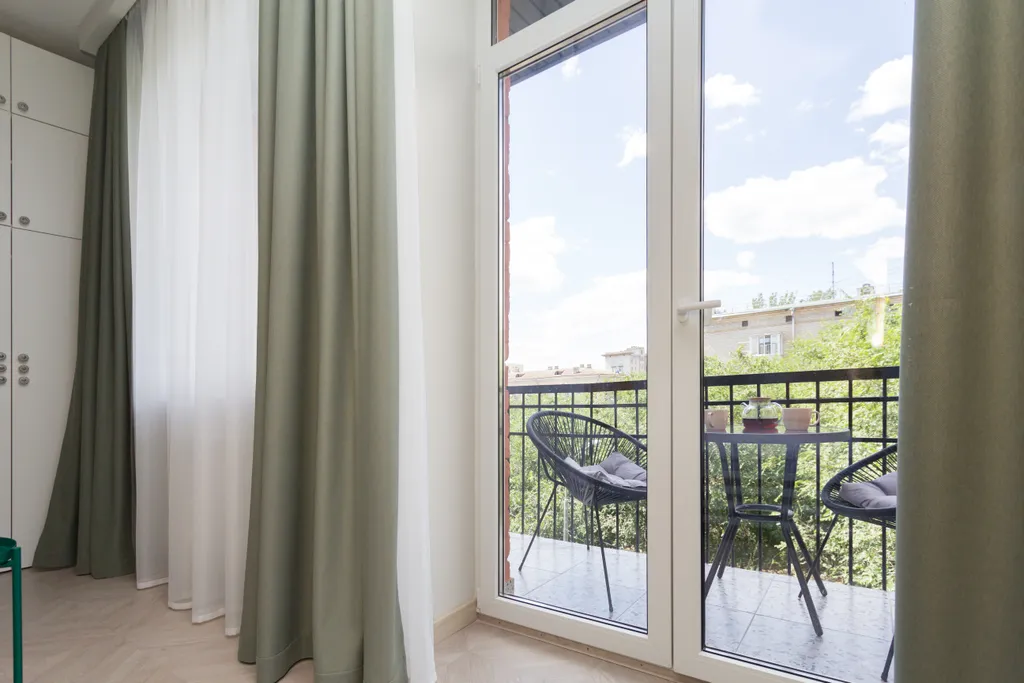 Величественная сталинка на набережной вокруг достопримечательностей