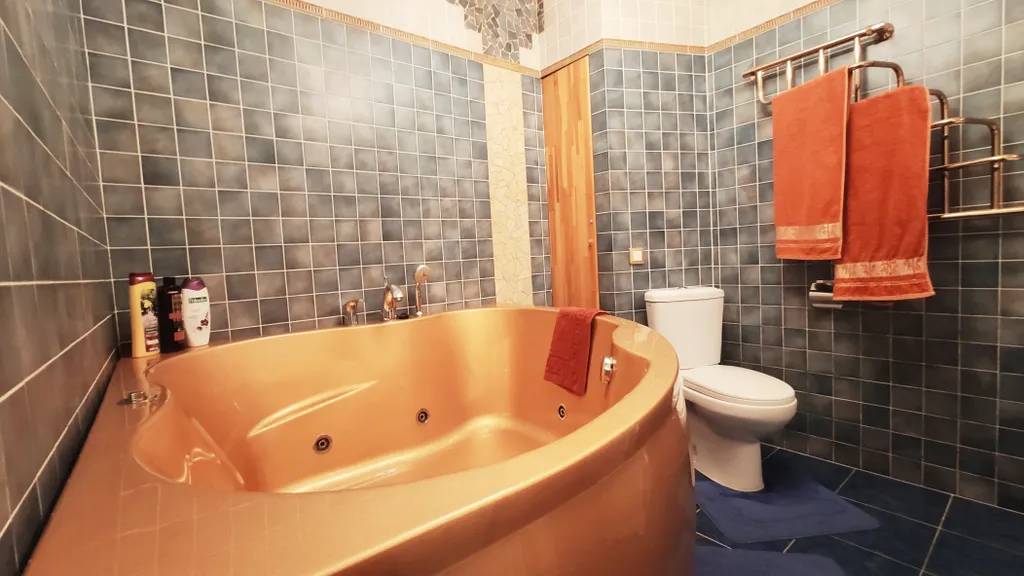 Квартира с золотой джакузи и камином