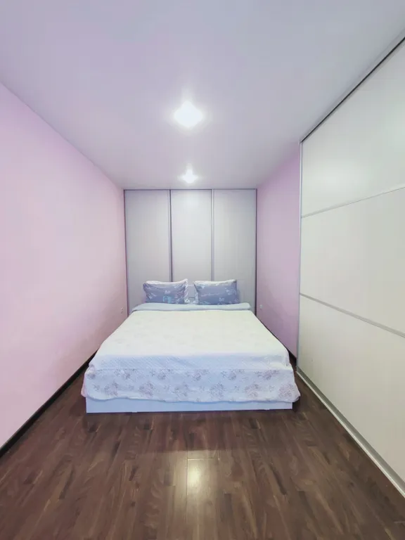 Центр с видом на озеро и парковкой во дворе