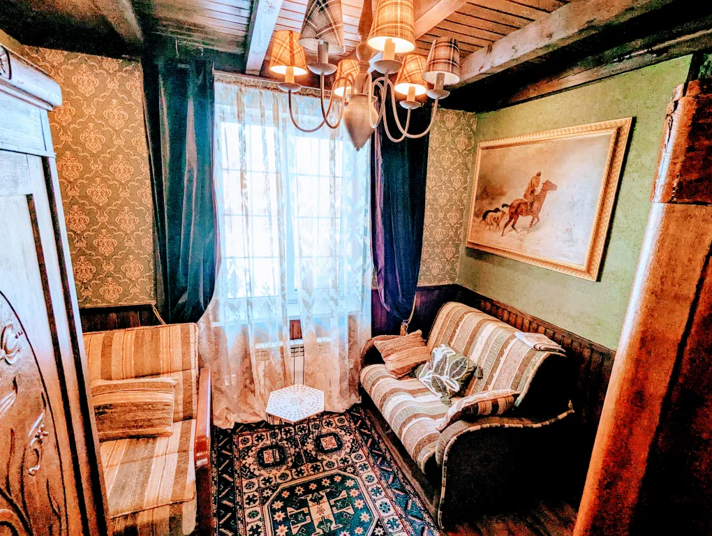 Большой красивый дом с камином в лесу