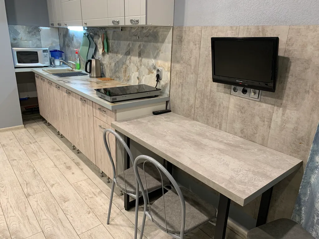 Светлая евро-двушка с горным пейзажем от художника