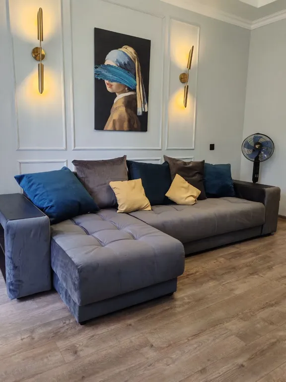 Просторная современная сталинка, в центре рядом с ресторанами и кафе