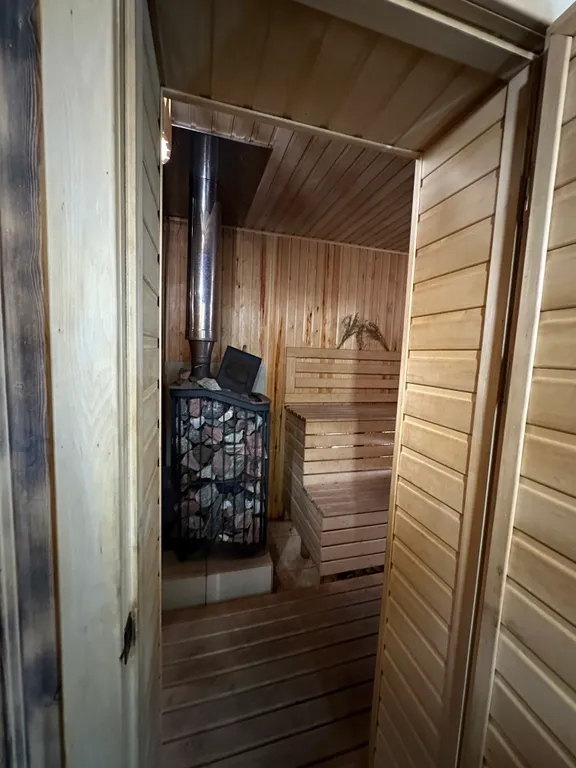 Дом из бруса на берегу моря с зоной барбекю и собственной парной