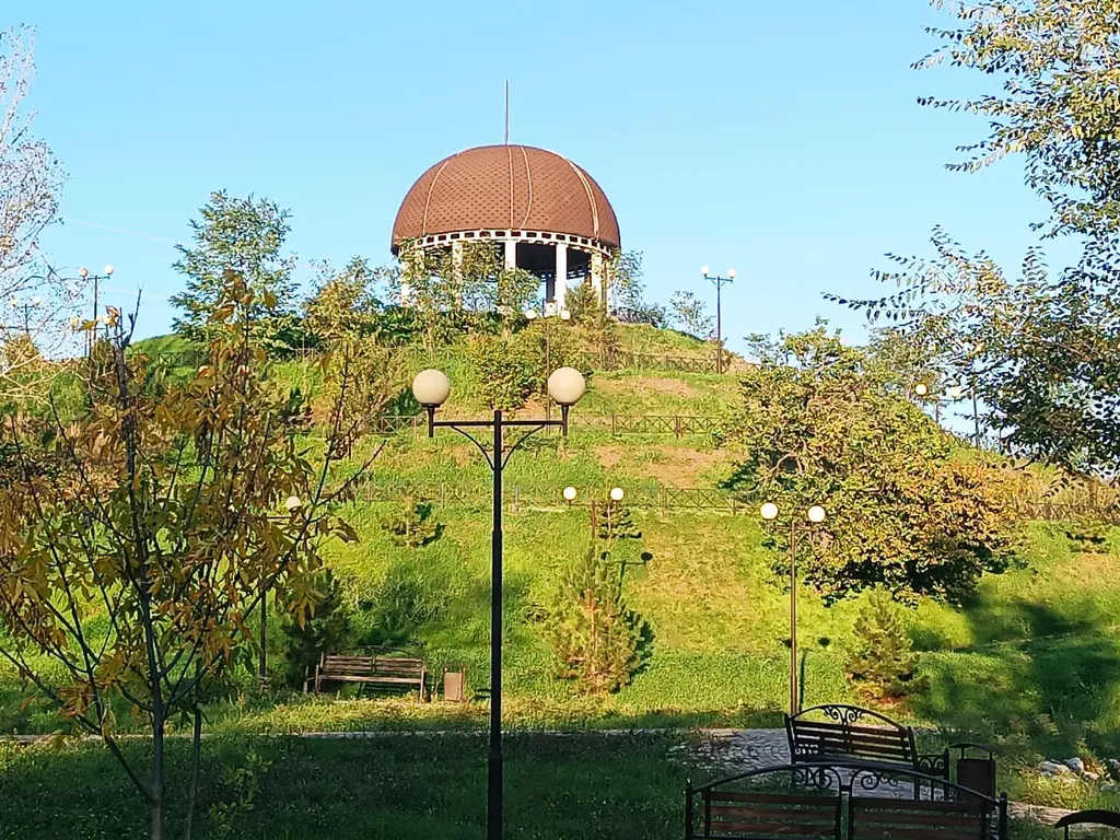 Уютная квартира с видом на горы и весенний пруд.