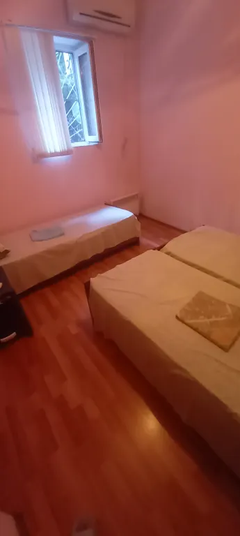 Комната в частным доме с видом в сад