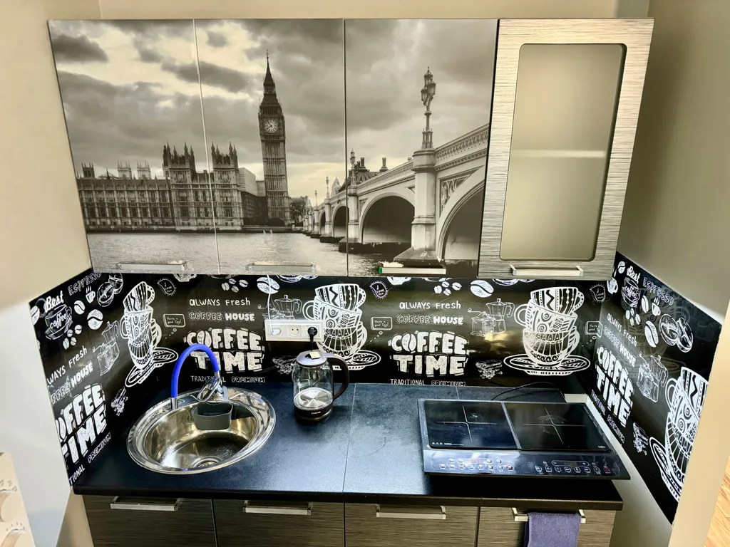 Уютная квартира-студия с большой кроватью и диваном