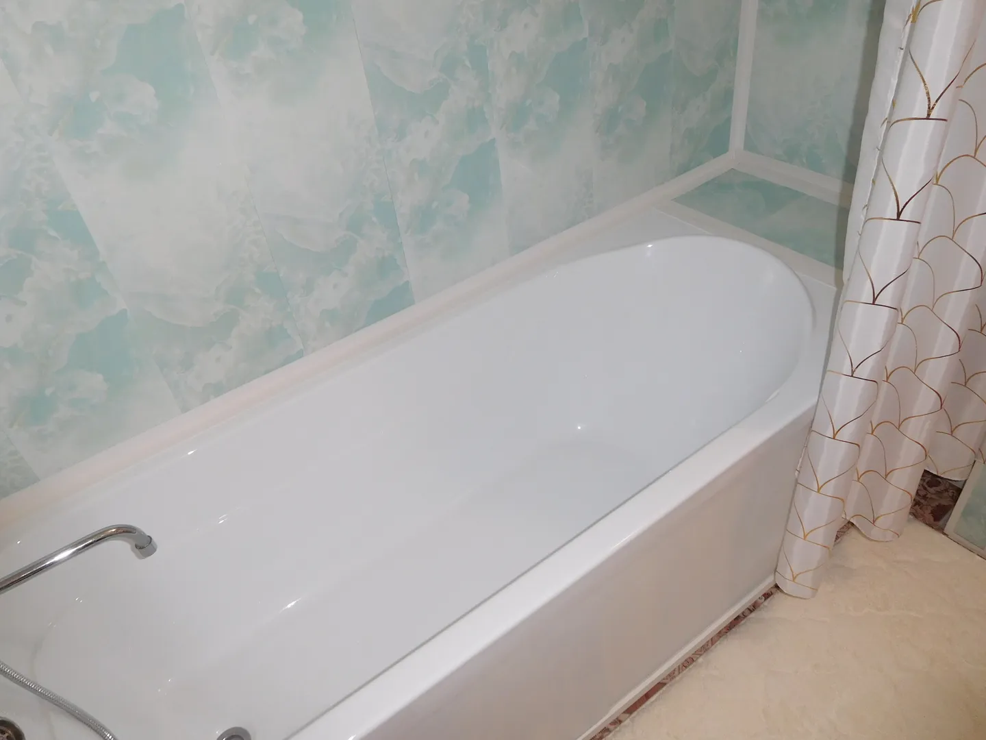 Новая белоснежная, акриловая ванна